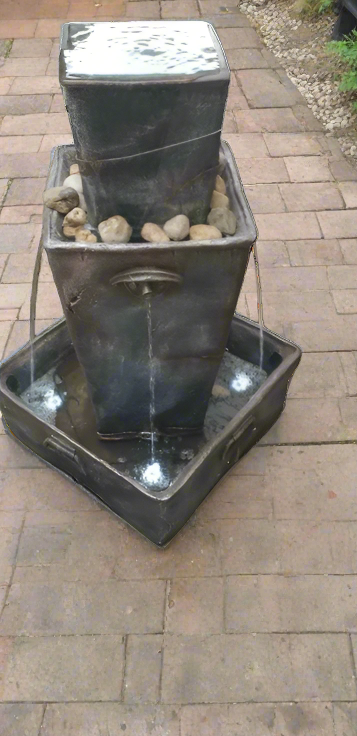 Water feature com with light and pump
